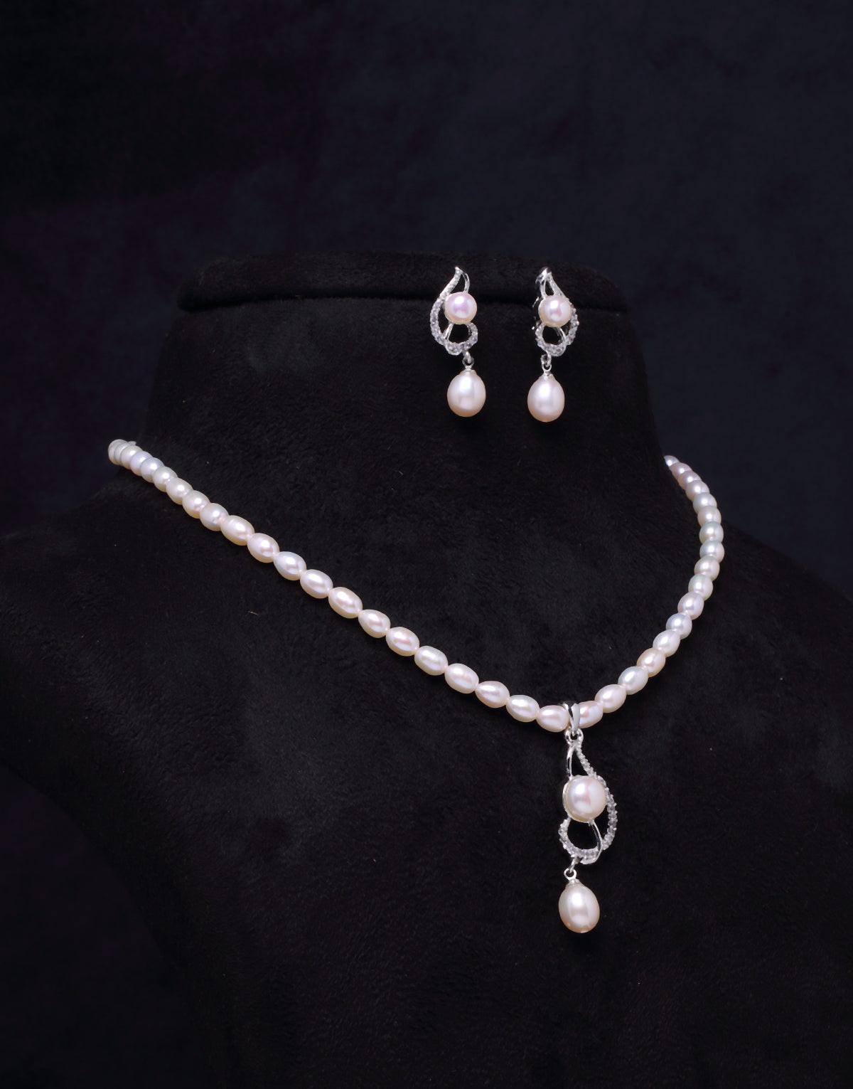 Elegant Freshwater Beaded Peral Necklace With Luminous Pendant In Drop-Dangled Pearls