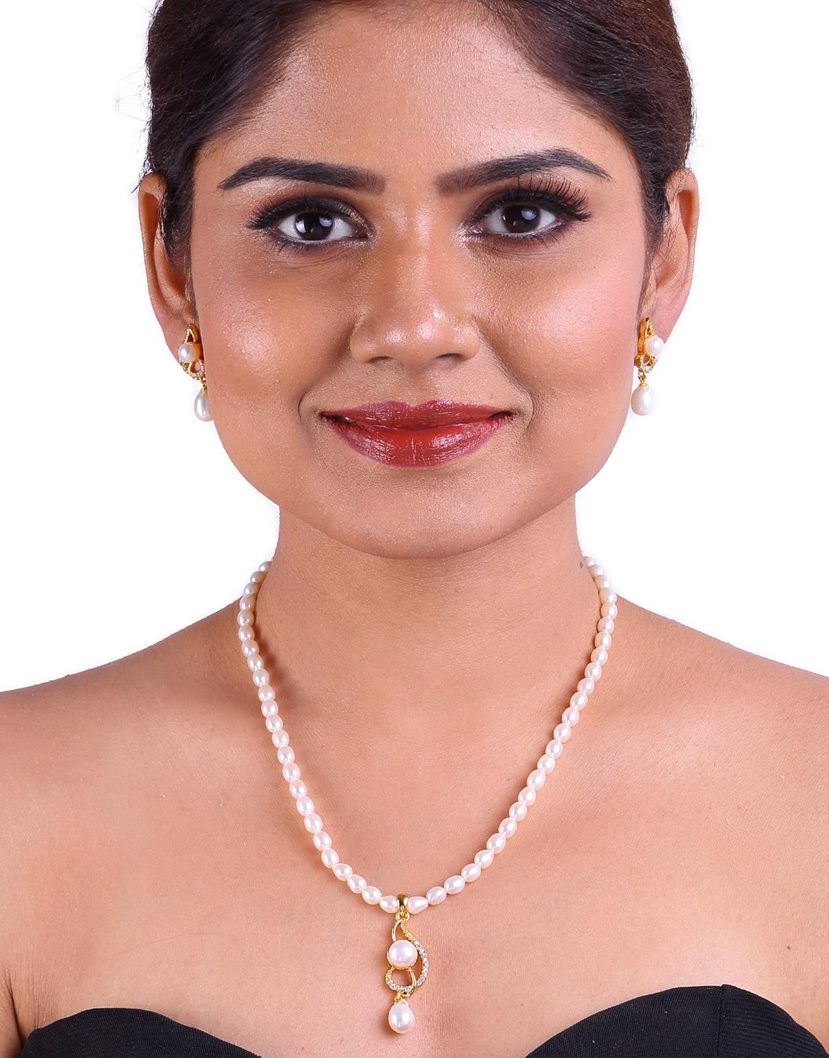 Elegant Freshwater Beaded Peral Necklace With Luminous Pendant In Drop-Dangled Pearls