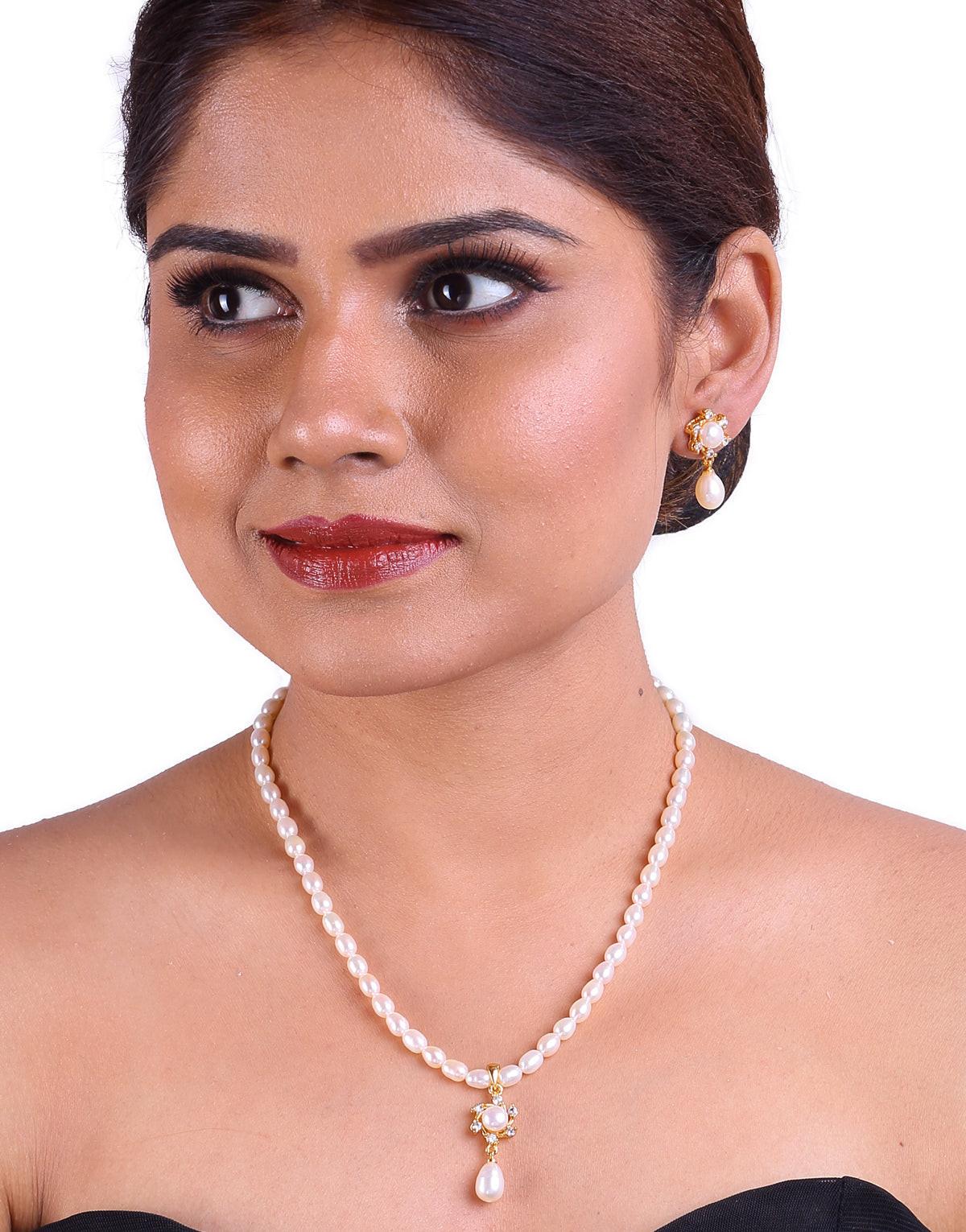 Oval Shaped Beaded Pearl Neckalce With Drop Shaped Dangled Pearls