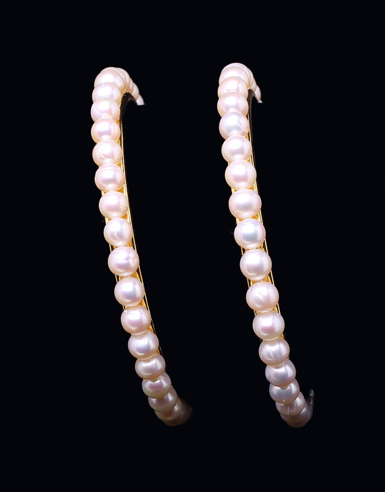 Single lined round white enchanting pearls bangles