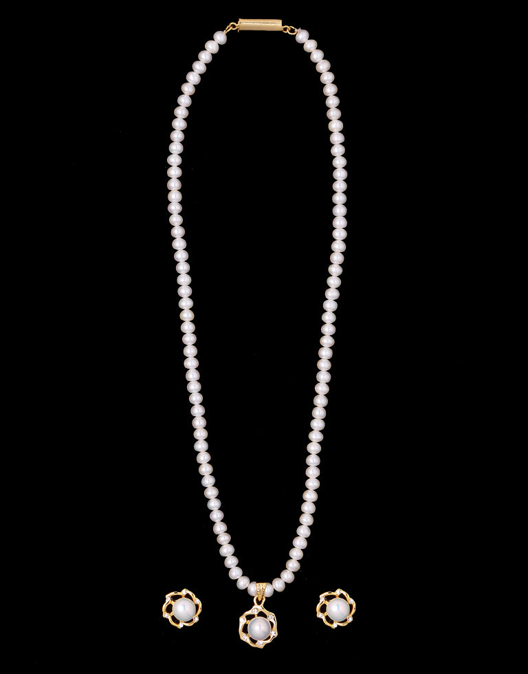 Round White Pearl Studded In Flower Beaded Pearl Set