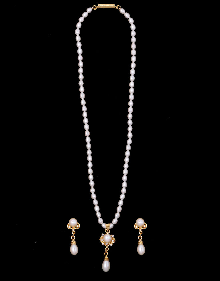 White Oval Shaped Beaded Pearl Set with Drop Shaped Dangled Pearls