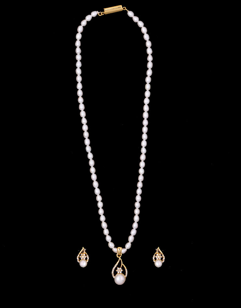 Oval Beaded Pearl Set With Pearl and Stone Studded Pendant