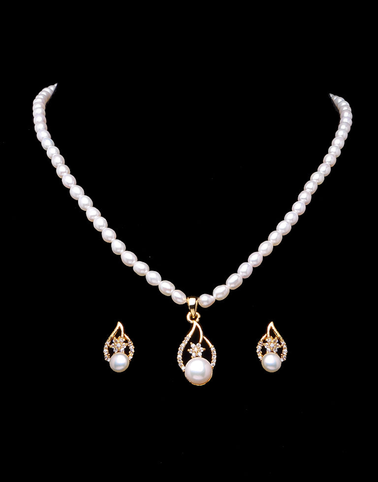 Oval Beaded Pearl Set With Pearl and Stone Studded Pendant