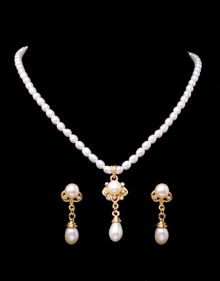 White Oval Shaped Beaded Pearl Set with Drop Shaped Dangled Pearls