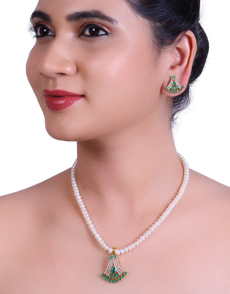 Gorgeous Freshwater Pearl Set with Green studded Stone Pendant