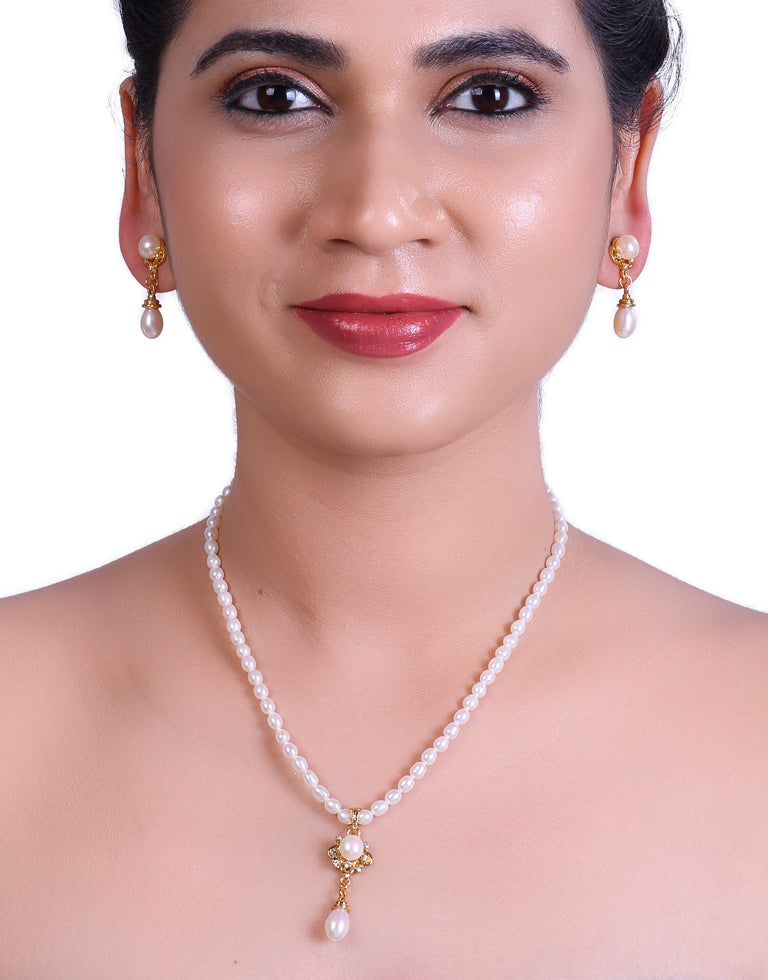 White Oval Shaped Beaded Pearl Set with Drop Shaped Dangled Pearls