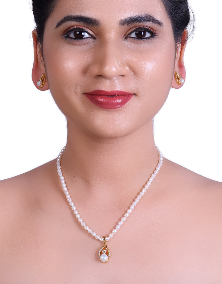 Oval Beaded Pearl Set With Pearl and Stone Studded Pendant