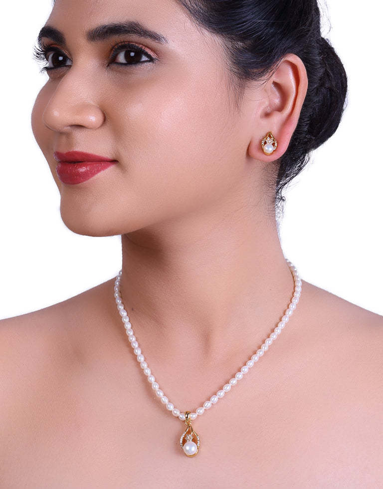 Oval Beaded Pearl Set With Pearl and Stone Studded Pendant