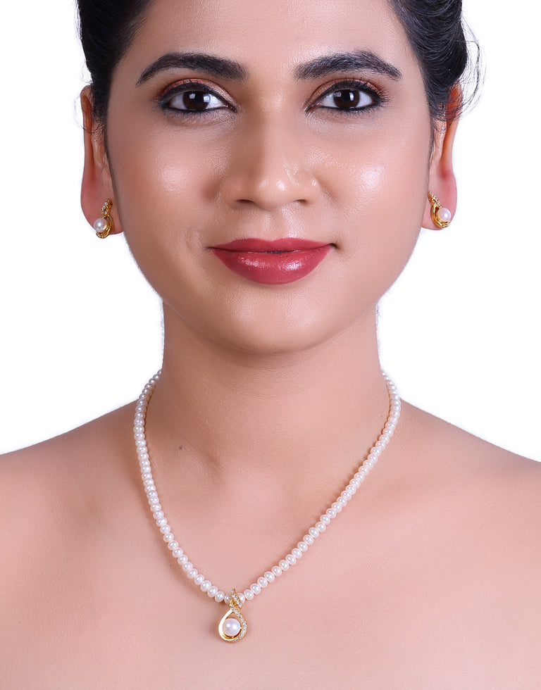 Round Cultured Pearls And Stones Studded Beaded Pearl Set