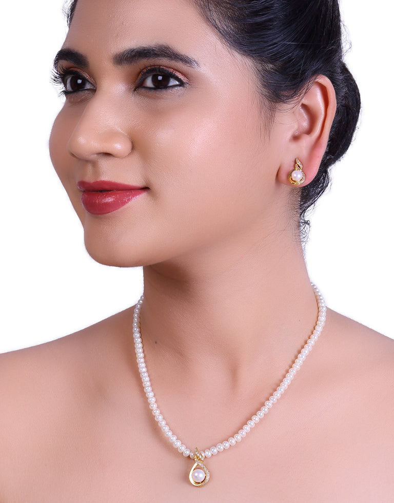 Round Cultured Pearls And Stones Studded Beaded Pearl Set