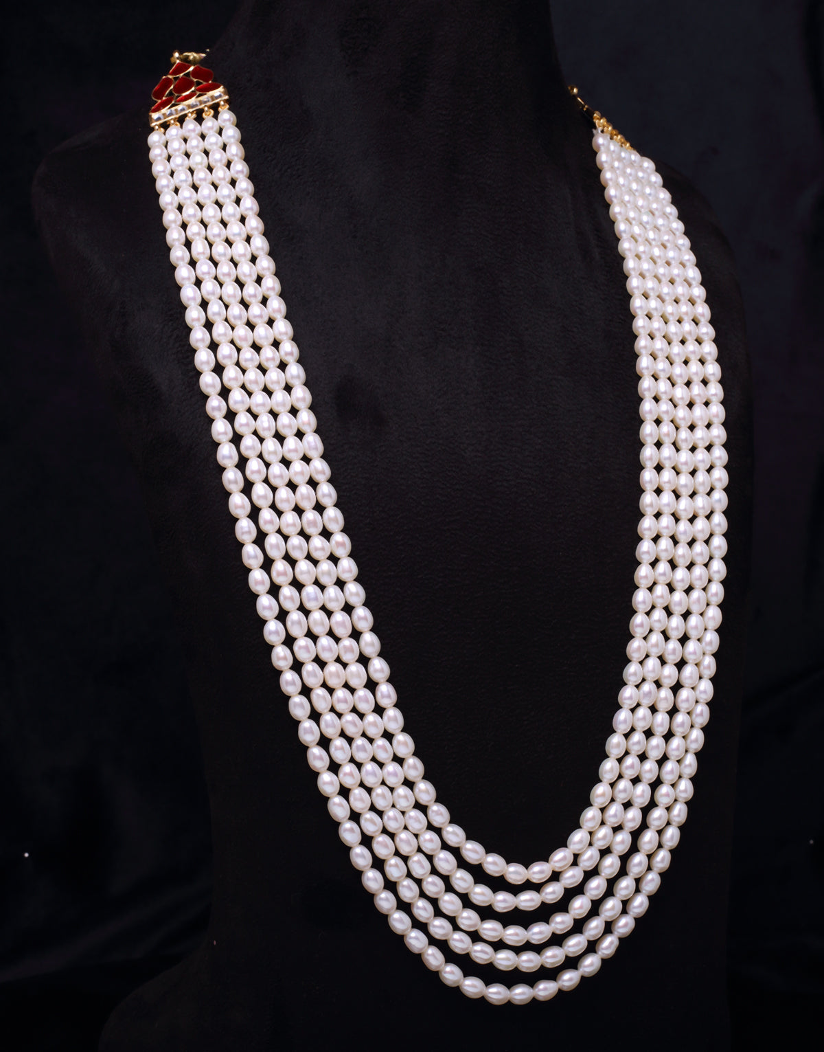 lustrous and the sophisticated oval shape pearl necklace