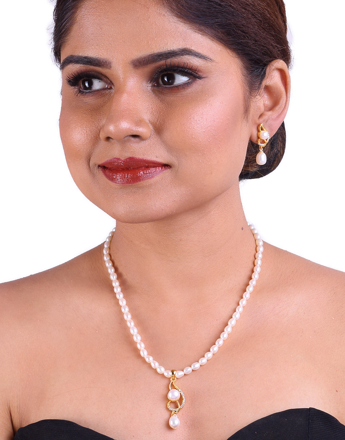 Elegant Freshwater Beaded Peral Necklace With Luminous Pendant In Drop-Dangled Pearls