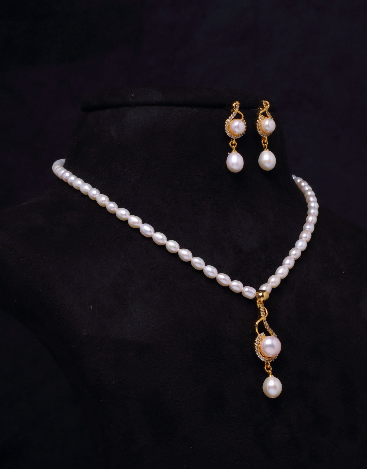 Beaded Pearl Neacklace Tangled With Sacrosant Cz Stone Pendant And Earrings