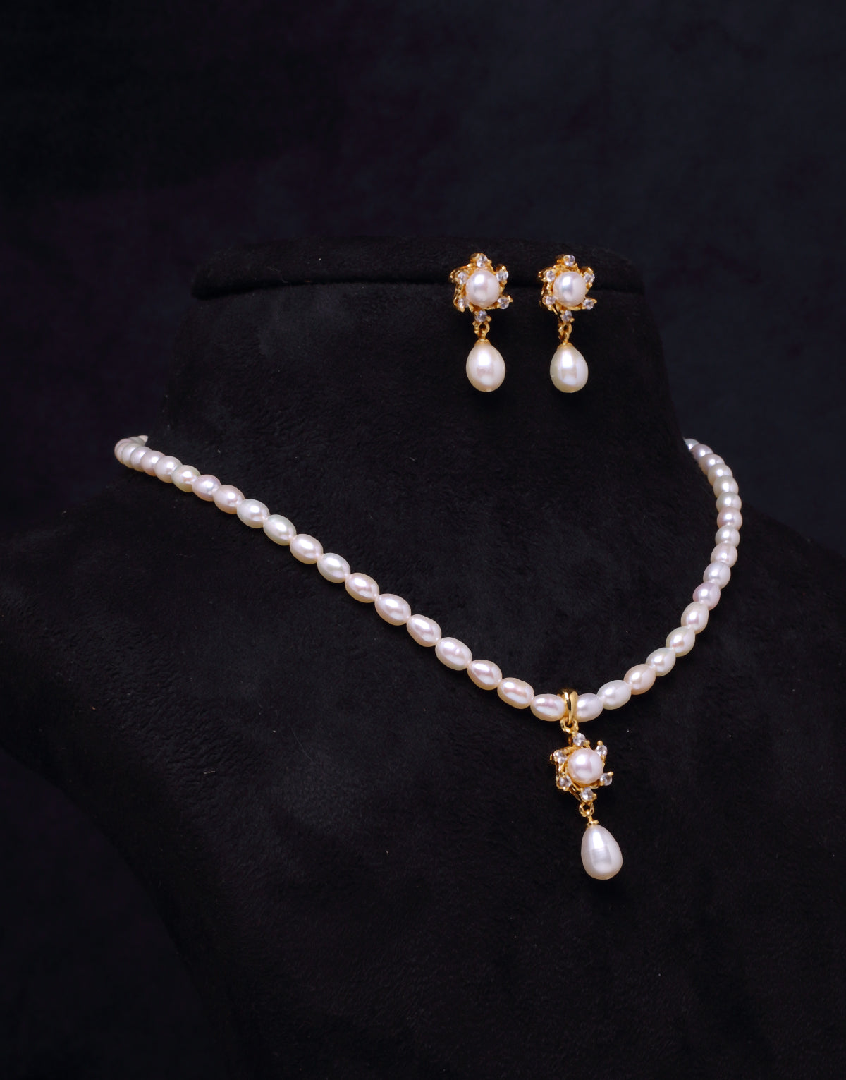 Oval Shaped Beaded Pearl Neckalce With Drop Shaped Dangled Pearls