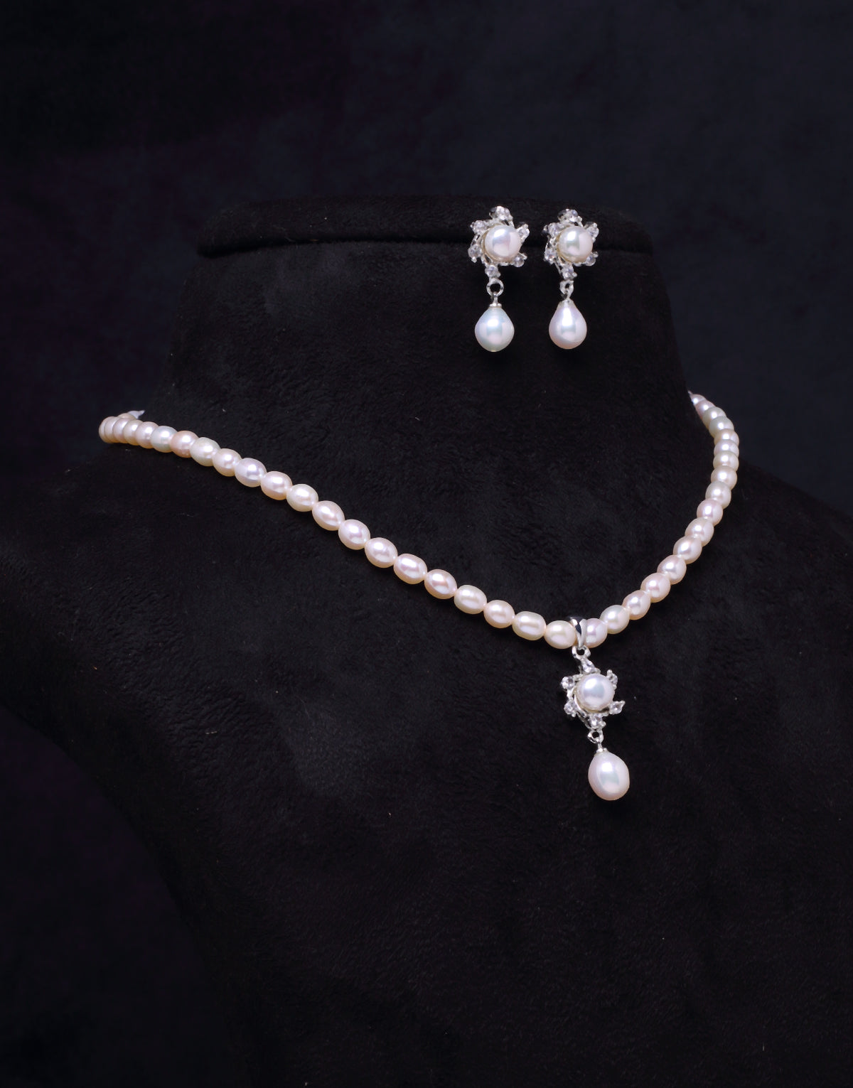 Oval Shaped Beaded Pearl Neckalce With Drop Shaped Dangled Pearls