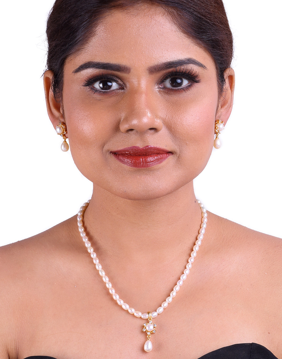 Oval Shaped Beaded Pearl Neckalce With Drop Shaped Dangled Pearls