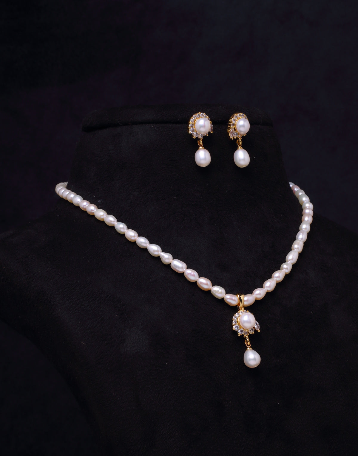 White Beaded Pearl Set With Oval Shaped Dangled Pearls