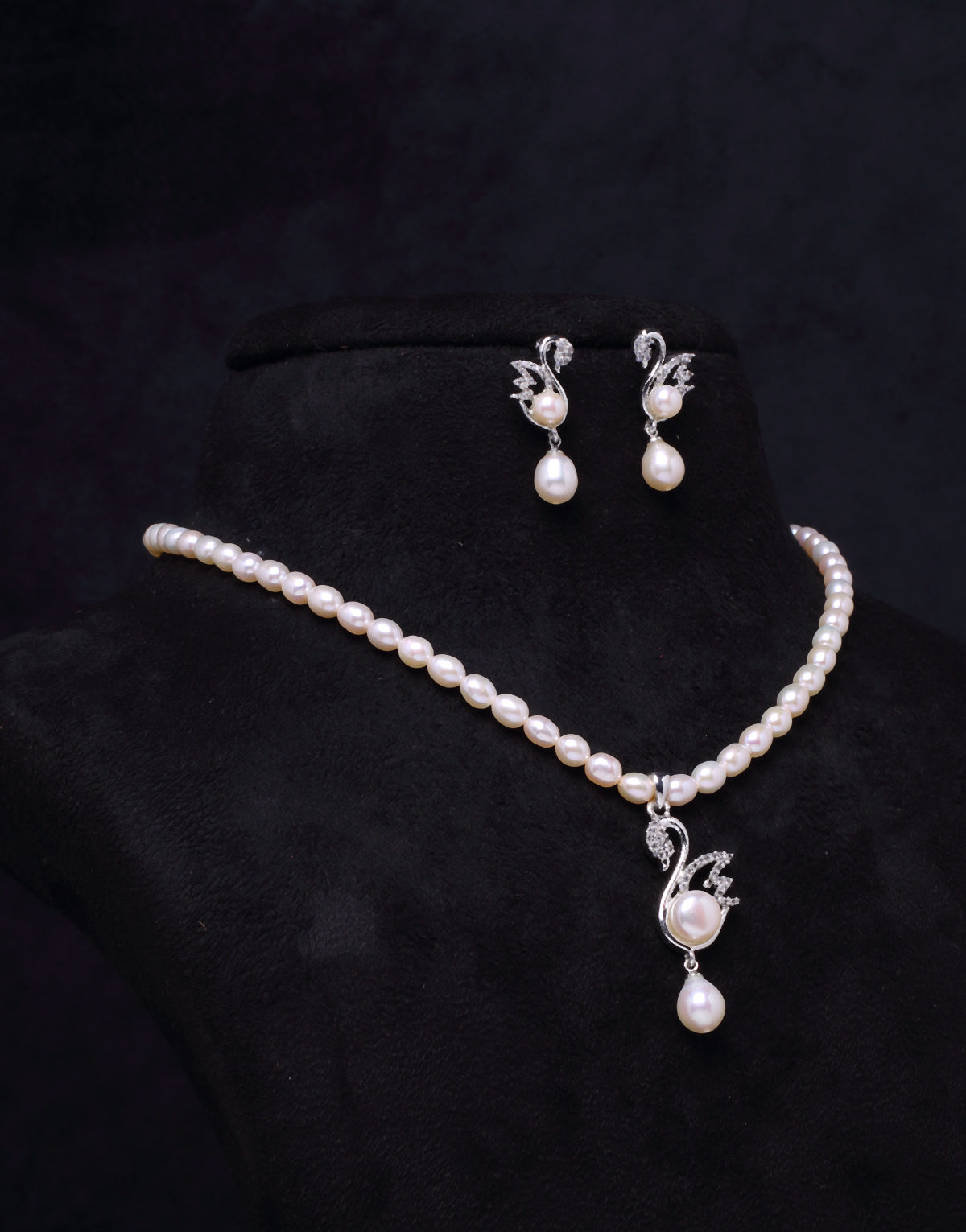 Swan Shaped Depicted Design Set In Semi Precious Stones With Beaded Pearl Necklace Set